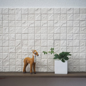 貼るだけ漆喰タイルシール「ハルカラット」で梅雨の湿気を解決