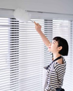 部屋が暗い・ジメジメする…梅雨前に始める“明るく涼しい”模様替え3ステップ