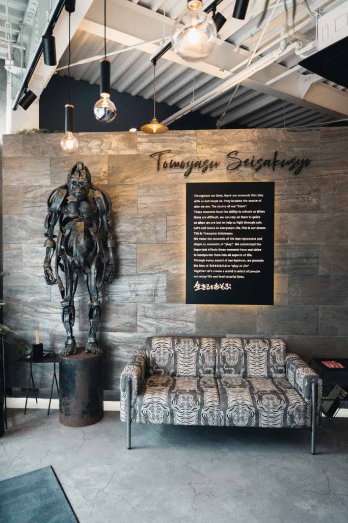 玄関は、オフィスの第一印象。友安製作所らしさをギュッと詰め込んだ