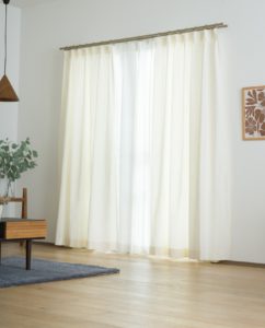 【2026年トレンド】PANTONE カラー・オブ・ザ・イヤーから読み解く、ホワイト系カーテン4選