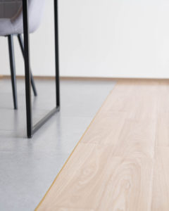 SNSで人気の賃貸「床DIY」を格上げ｜目地棒で叶える高見えフロアのつくり方