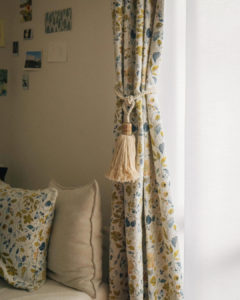 カーテンタッセルでお部屋の窓辺をもっとおしゃれに！プロのコーディネーターが選ぶ、カーテンコーディネート