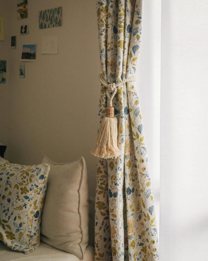 カーテンタッセルでお部屋の窓辺をもっとおしゃれに！プロのコーディネーターが選ぶ、カーテンコーディネート