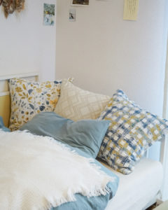 【スタッフ宅レビュー】　たった１枚で垢抜ける。クッションカバーで手軽な模様替え。