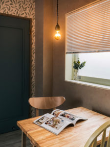 眩しくないミラー電球でつくる、心地よい灯りのある暮らし。夜の静かな愉しみ。