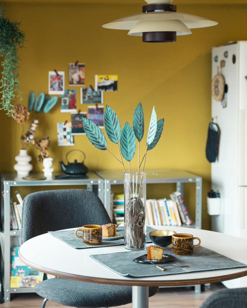 時間とともに育つインテリア。真鍮やレザーが魅せる“経年美化”