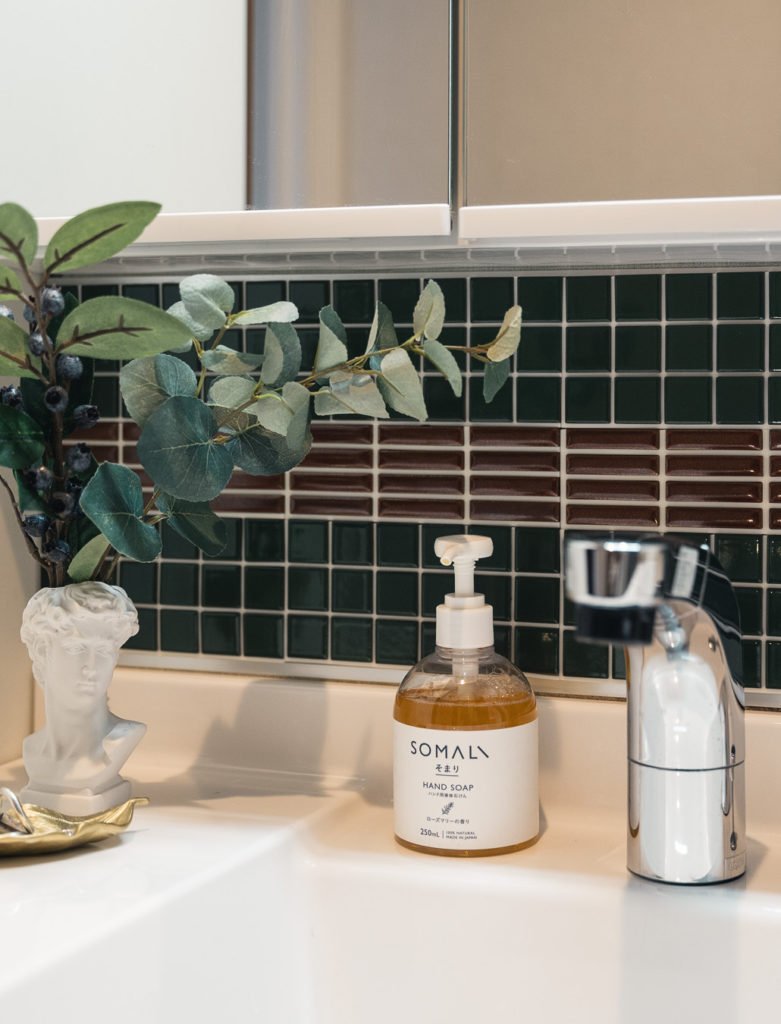 単色よりも自分らしく。タイルシールのカラーアレンジ実例：チャイルドミラーDIY