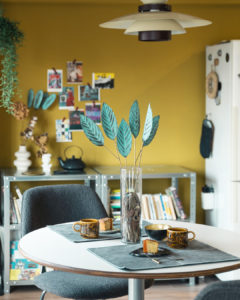 時間とともに育つインテリア。真鍮やレザーが魅せる“経年美化”