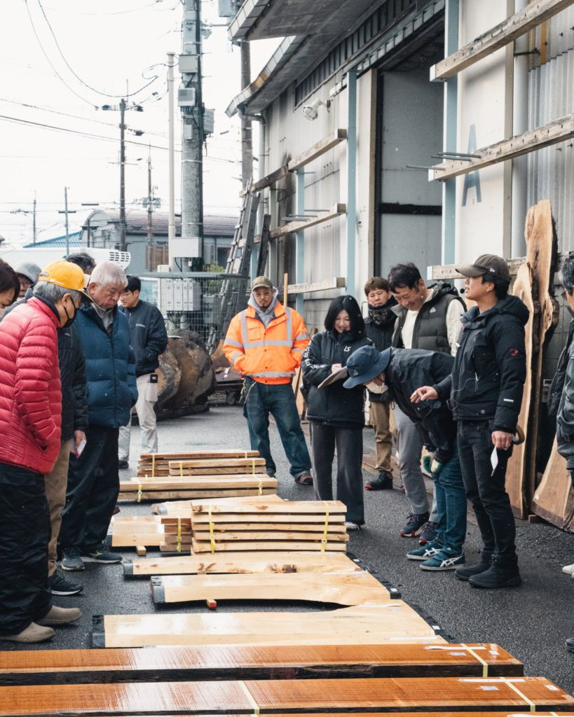 一枚板の「競り」ってどんなもの？職人が目利きし、唯一無二の一枚を届けるまで