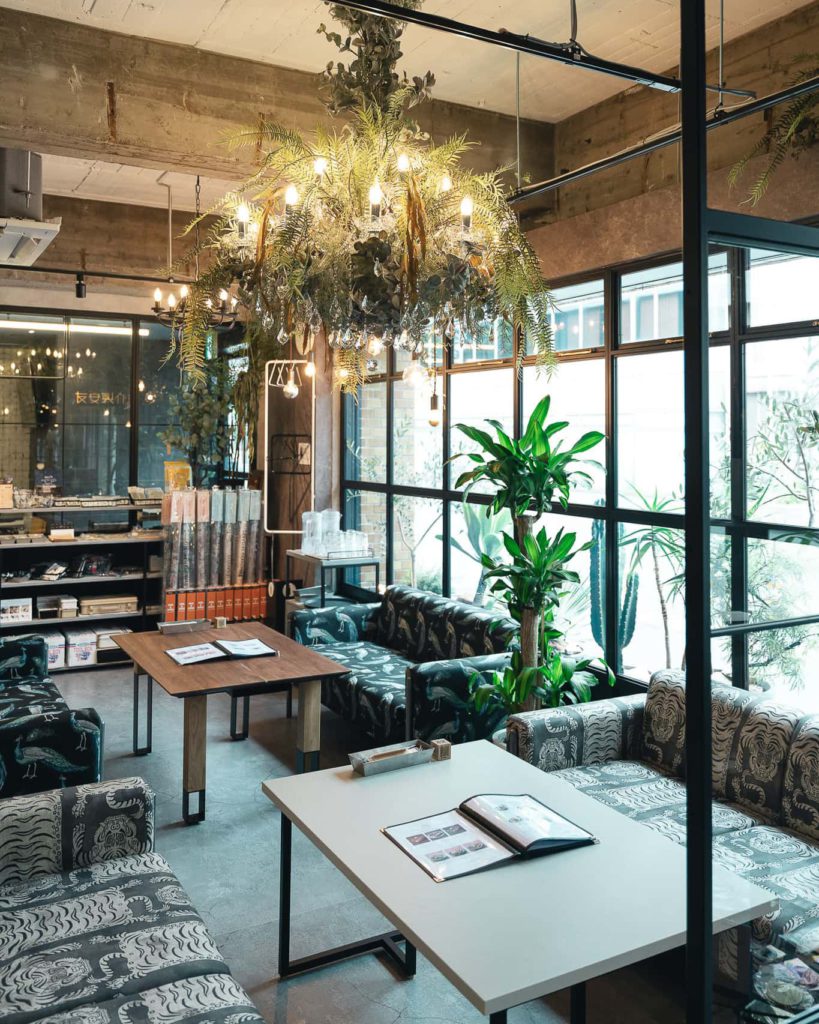 たっぷりの緑と、こだわりを。リニューアルした「友安製作所Cafe」博多店をデザイナーSammyがご案内