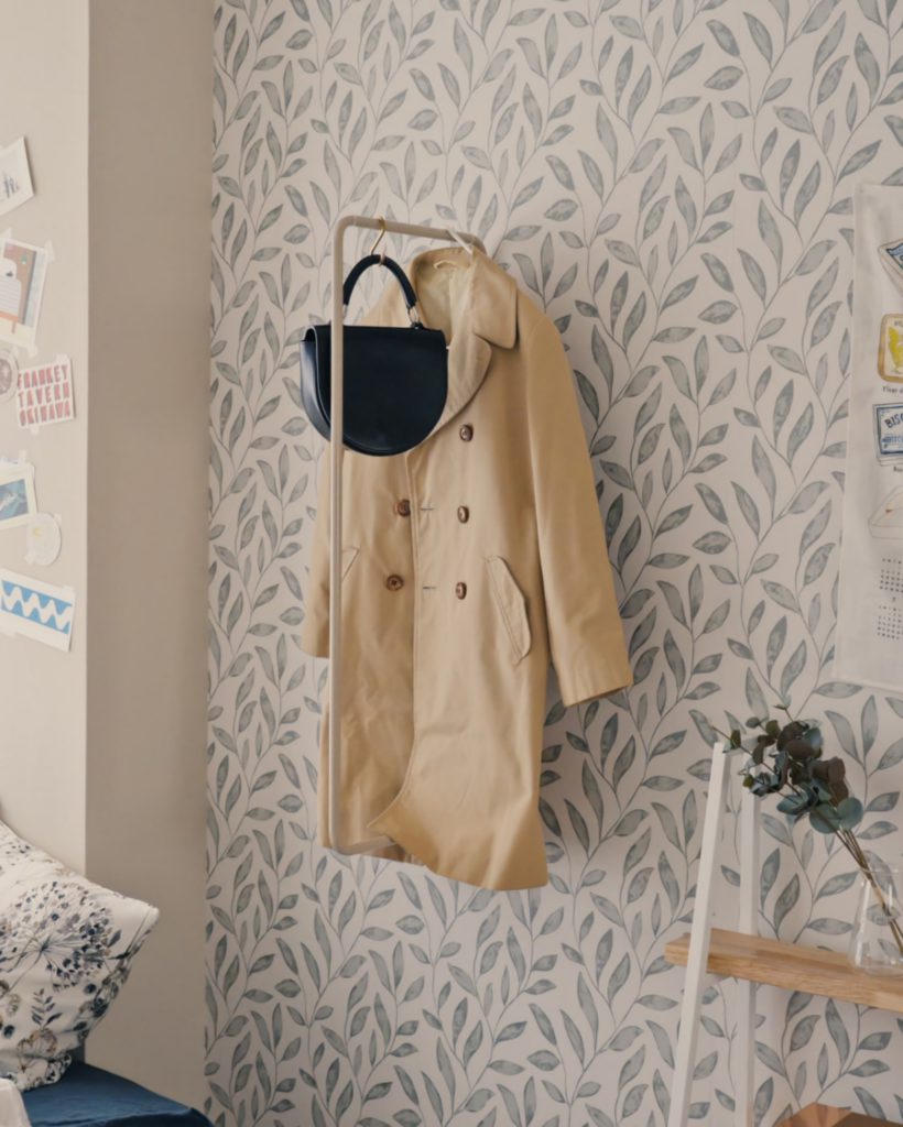 折りたためる壁面収納。「by TOMOYASU S.S.」からスイング式ハンガーバーが登場【DIY実践レポ付き】